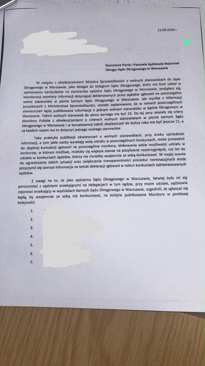 OZS_Aequitas's tweet photo. 📣📣 SKANDAL W SĄDZIE OKRĘGOWYM W WARSZAWIE (❓)

Czy właśnie jesteśmy świadkami kształtowania się NEOSPÓŁDZIELNI ❓❓

❗️NEOSPÓŁDZIELNI przy obsadzaniu wolnych stanowisk sędziowskich.

Powracamy do czasów sprzed 
2015 r.

🫵 Jesteśmy w posiadaniu pisma delegata do kolegium Sądu Okręgowego w Warszawie w sprawie ustalenia kolejności zgłoszeń na wolne stanowiska sędziowskie.
Mamy nadzieję, że jest to fejk (❓)

Dlaczego❓

Gdyż celem tego pisma jest wyeliminowanie konkurencji pomiędzy sędziami i ustalenie listy 10 sędziów, którzy będą zgłaszać się według uzgodnionej kolejności na poszczególne obwieszczenia o wolnych stanowiskach sędziowskich❗️❗️

❗️Wśród tych osób są znane nazwiska sędziów z obrony tzw. praworządności i pierwszych stron gazet❗️

Już nie ma granic bezczelności❗️❗️

Najpierw ustalamy, kto i kiedy zgłasza się do konkursu, aby kandydaci nie konkurowali ze sobą.
A później mamy mieć konkurs❓

To nie jest normalna konkurencja❗️
To jest kształtowanie grona konkurentów jeszcze przed konkursem❓

I właśnie dlatego ta sytuacja ma znaczenie nie tylko dla Warszawy❗️❗️

🫵 Potwierdza najpoważniejsze obawy sędziów dotyczące tworzenia się mechanizmu „NEOSPÓŁDZIELNI” – wzajemnego uzgadniania interesów przy obsadzaniu stanowisk sędziowskich❗️

Co szczególnie bulwersujące, dzieje się to w momencie, gdy sama KRS odmawia podjęcia uchwały w sprawie kandydatów do WSA w Gliwicach, powołując się na potrzebę zapewnienia możliwości udziału w konkursie innym kandydatom❗️

👉 W Gliwicach: konkurencja ma być chroniona.

W Warszawie: konkurencja ma być eliminowana jeszcze przed konkursem❓❓

Dwa standardy❓❓

Jeżeli opisane działania rzeczywiście mają taki charakter, wymagają natychmiastowego wyjaśnienia❗️

Bo wolne stanowiska sędziowskie nie są prywatnym systemem rozdawania miejsc❗️

Konkurs ma być konkursem❗️

🫵 Dlatego AEQUITAS podjął natychmiastowe działania w celu wyjaśnienia zaistniałej sytuacji.
O ich przebiegu będziemy Państwa informować❗️

🫵 AEQUITAS = niezależność + bezstronność + sprawiedliwość 🫵
