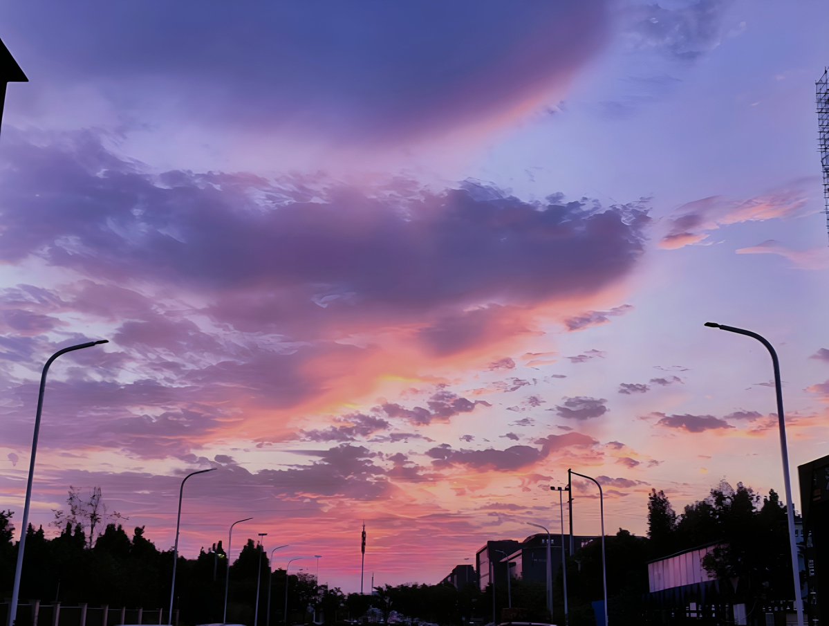 FireEggsOut's tweet photo. The sky on my way home from get off work