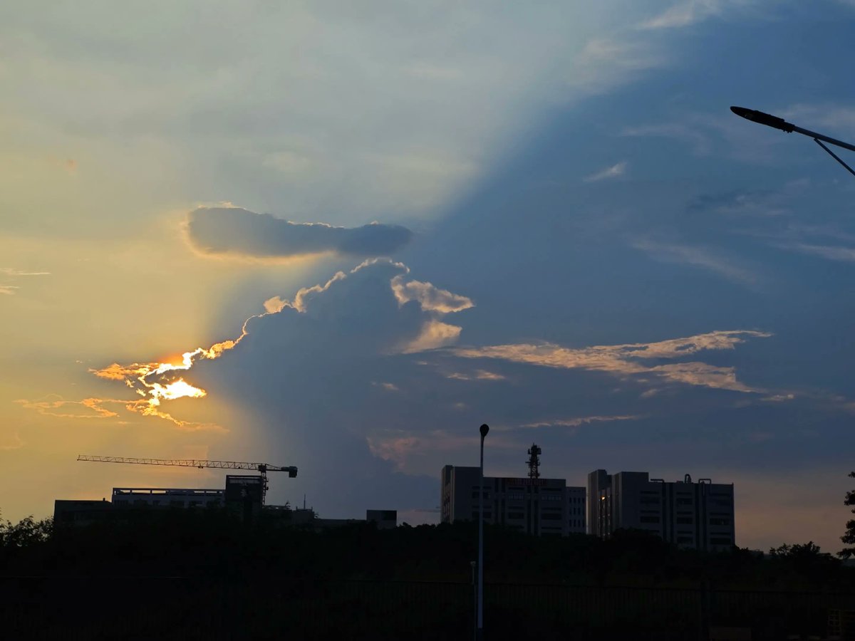 FireEggsOut's tweet photo. The sky on my way home from get off work