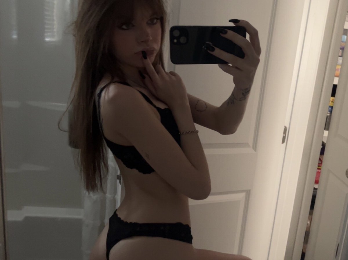 willowcorexoxo's tweet photo. bet you cant make this brat submit😜 https://t.co/obbEup5elQ