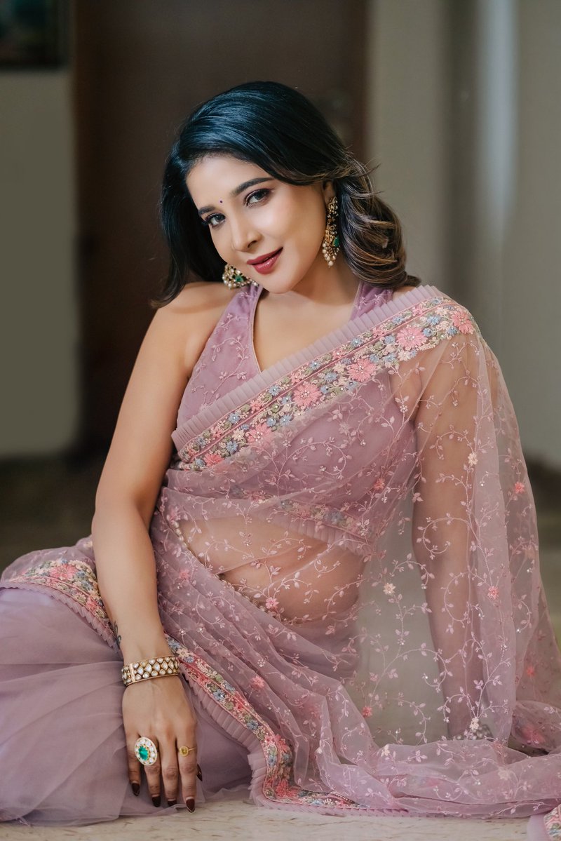 ssakshiagarwal's tweet photo. Pearls on the waist, mischief in the eyes. ✨

#LilacSaree #SareeStyle #IndianFashion #SareeDiaries 

Pro : @SathishwaranPRO https://t.co/XfiR3OHcGw