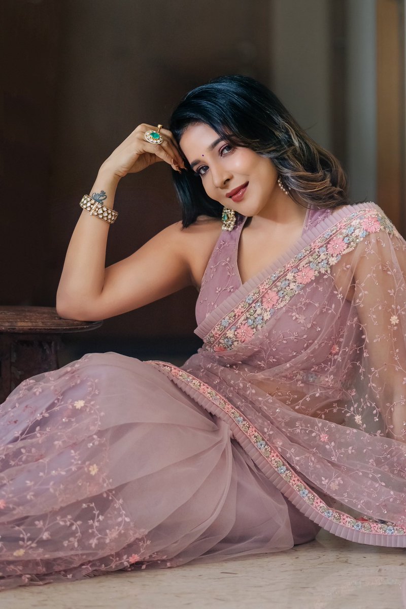 ssakshiagarwal's tweet photo. Pearls on the waist, mischief in the eyes. ✨

#LilacSaree #SareeStyle #IndianFashion #SareeDiaries 

Pro : @SathishwaranPRO https://t.co/XfiR3OHcGw