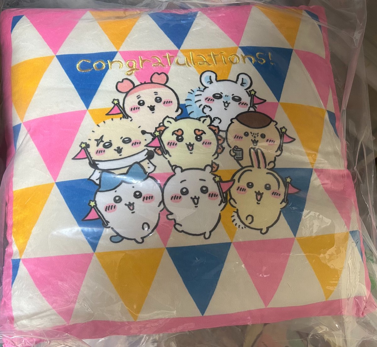 Lupico_nus's tweet photo. ちっちゃいものにビッグラブ！ということで……先日の結婚記念日にちいかわパークへ行ってきました✌️ちょうどハロウィン仕様の時期で、おばけのちいかわちゃんたちに出会えましたよ☺️
ミートボールころがしゲームで夫が一発で取った、ちいかわのビッグなクッションの写真も添えますね〜🫶

#fmi_pr https://t.co/3xq78AnbXb