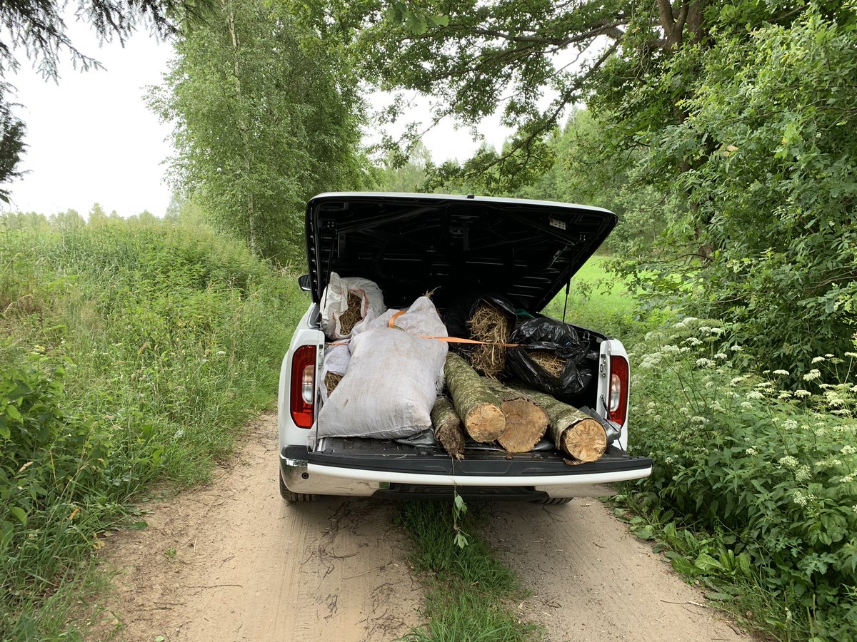 AdalbertPuchal's tweet photo. @auto_moto_pl Nie! Miałem X-klassę z taką klapą. No straszna klapa to była. Jakikolwiek ładunek ponad wysokość burty, powodował, że klapy nie można było domknąć, co zmieniało ją w gigantyczny spoiler. https://t.co/1IRQtCZ2Fi