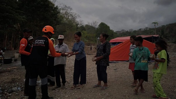 dompetdhuafaorg's tweet photo. Pascagempa NTT, Mama Elizabeth Kembali Nikmati Daging Ayam di Dapur Umum Dompet Dhuafa x AASI

https://t.co/htbgETCfFs https://t.co/RjWqad1a8S