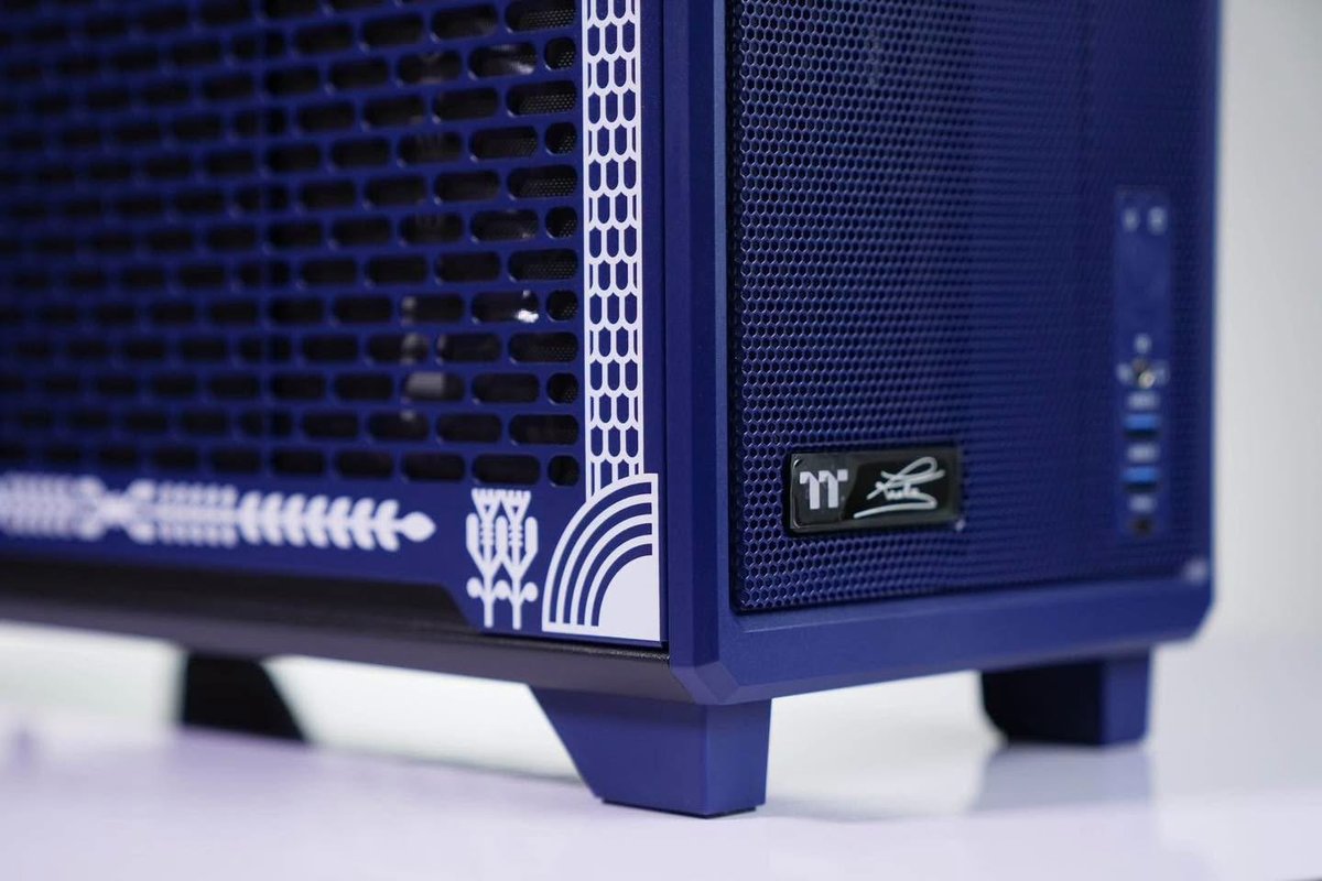 ThermaltakeInc's tweet photo. The TR100 Koralie Edition transforms the compact chassis into a canvas, featuring Koralie’s artwork across the exterior for a look that stands out from every angle.

📸 @thermaltake_thailand

#Thermaltake #TR100 #KoralieEdition #PCBuild #CaseMod https://t.co/6cn31xTm2H