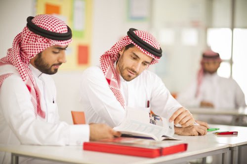SAADoosry's tweet photo. كيف يتغير مستقبل التدريب وتطوير المهارات في المملكة العربية السعودية؟ 
مع التسارع الهائل الذي تشهده بيئة الأعمال السعودية في ظل رؤية 2030، لم يعد التدريب مجرد "برنامج تقليدي" يُعقد سنوياً، بل أصبح ركيزة أساسية لبناء اقتصاد معرفي مستدام ومنافس عالمياً.

أبرز اتجاهات التدريب الحديثة التي تقود المشهد في السعودية حالياً:

1- التدريب المعتمد على الذكاء الاصطناعي: تفعيل مسارات تعلم مخصصة (Personalized Learning Paths) تتناسب مع الفجوات المهارية لكل موظف بدقة.

2- التركيز على المهارات الناعمة (Soft Skills): مع التطور التقني، زاد الطلب بشكل كبير على مهارات القيادة، التفكير النقدي، الذكاء العاطفي، وإدارة التغيير.

3- التعلم المدمج والجزئي (Microlearning): تقديم المحتوى التدريبي في شكل مقاطع قصيرة ومركزة يمكن الوصول إليها في أي وقت، مما يناسب طبيعة العمل السريعة.

4 - الشهادات المهنية المتخصصة: تحول الشركات نحو دعم الموظفين للحصول على شهادات معتمدة دولياً ومحلياً تماشياً مع مستهدفات برامج تنمية القدرات البشرية.

5- الواقع الافتراضي (VR) والمعزز (AR): استخدام التكنولوجيا الغامرة في التدريب التقني والميداني لتقليل المخاطر ورفع كفاءة التطبيق العملي.

#رؤية_السعودية_2030 #تطوير_المواهب #الموارد_البشرية #التدريب_والتطوير #رأس_المثل_البشري #السعودية #التعلم_المستمر #HR