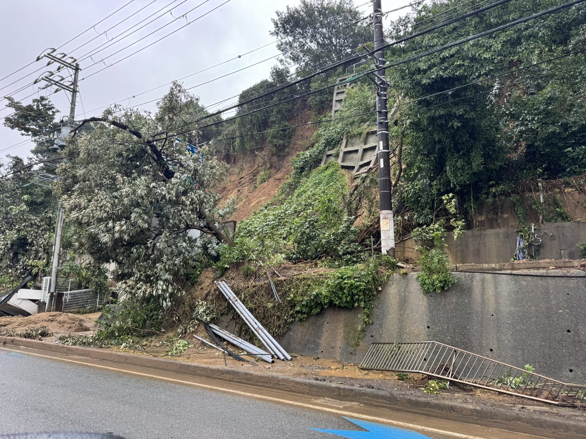 hajikano_hiroki's tweet photo. 【災害ボランティア登録】

台風25号による集中豪雨により、横須賀・三浦地区では甚大な被害が発生しています。

私自身、300か所近い土砂崩れ現場を順に回っておりますが、被害の深刻さを目の当たりにしております。

一日も早い復旧・復興のため、ぜひ、災害ボランティアへのご登録をお願いいたします。#参政党 #はじかのひろき