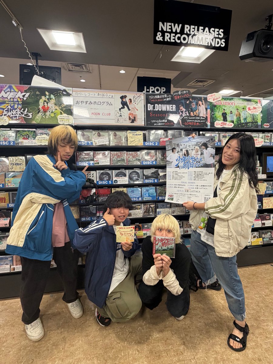 TOWER_Shinjuku's tweet photo. 【The Dilong】

『少年少女たちに明日はない』をリリースされたジュラシック・パンクバンド 「The Dilong」の皆様にご来店いただきました🦖🦖🦖🦖

頂いたコメントカードは試聴コーナーにございます❕
気になった方は名刺も是非✨

／
タワーレコードでは、
新宿・京都・梅田NU茶屋町店限定です📣
＼ https://t.co/X8CSwouFAY