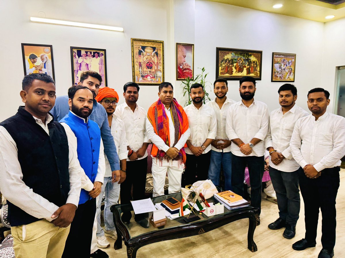 Mukul_0009's tweet photo. भारतीय जनता युवा मोर्चा, जिला उत्तर पश्चिम में “जिला मंत्री” का दायित्व प्राप्त होने के पश्चात अप��े गृह लोकसभा के यशस्वी सांसद आदरणीय श्री योगेंद्र चंदोलिया जी से शिष्टाचार भेंट कर उनका आशीर्वाद एवं धन्यवाद प्राप्त किया।

#MukulSharmaBJP #MukulSharmaJilaMantri #BJP4DL #BJP4IND https://t.co/eTM8GQa9KS