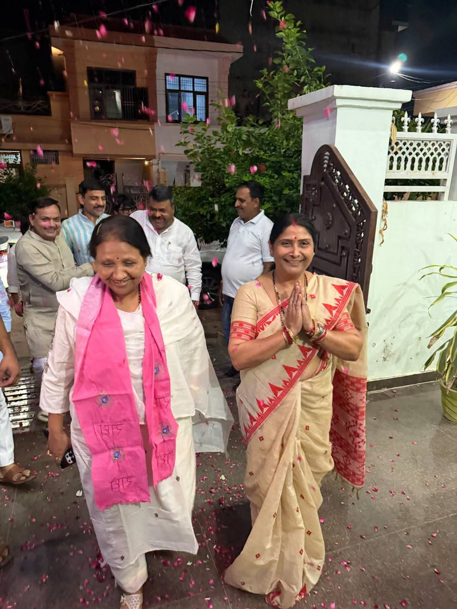 pankajabjp's tweet photo. राज्यसभा सांसद एवं प्रदेश महामंत्री (भाजपा, उत्तर प्रदेश) तथा ब्रज-क्षेत्र प्रभारी आदरणीय बहन श्रीमती गीता शाक्य जी का आगरा प्रवास के दौरान बड़े भाई ��िला महामंत्री आदरणीय सत्यदेव दुबे जी के निवास पर सपरिवार हार्दिक स्वागत एवं अभिनंदन किया।

#BJP4UP #BJPBraj #BJP4Agra https://t.co/ROMjkMGy9F