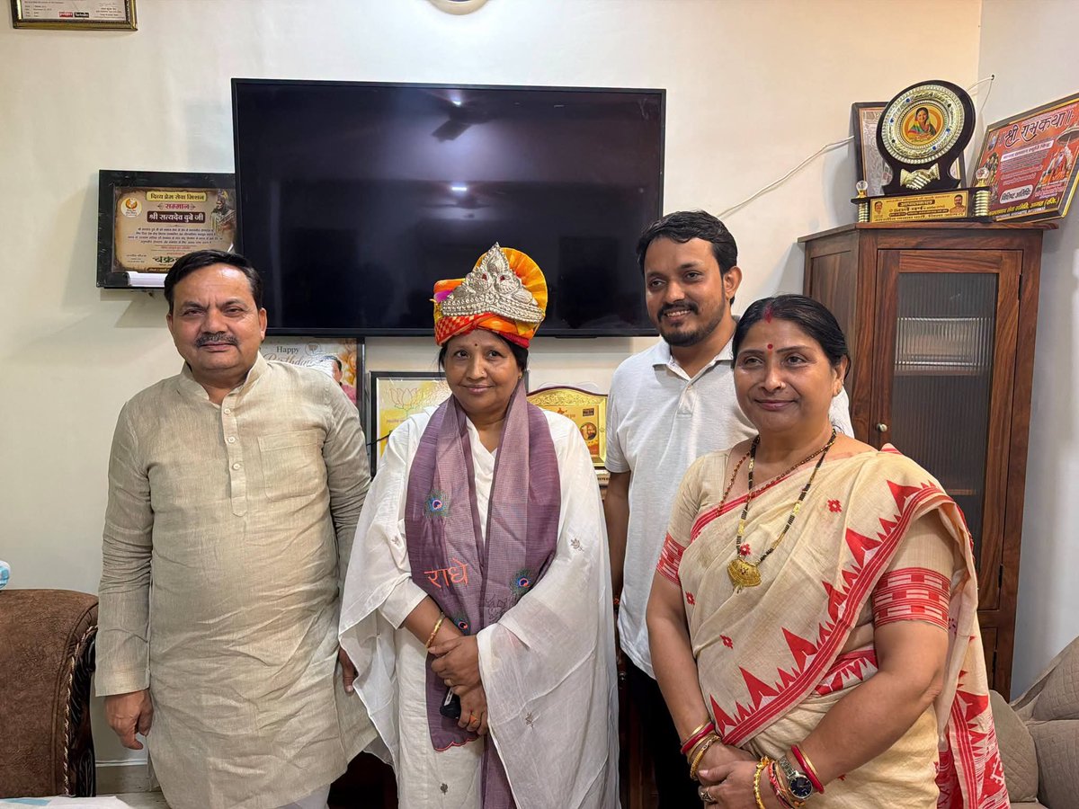 pankajabjp's tweet photo. राज्यसभा सांसद एवं प्रदेश महामंत्री (भाजपा, उत्तर प्रदेश) तथा ब्रज-क्षेत्र प्रभारी आदरणीय बहन श्रीमती गीता शाक्य जी का आगरा प्रवास के दौरान बड़े भाई ��िला महामंत्री आदरणीय सत्यदेव दुबे जी के निवास पर सपरिवार हार्दिक स्वागत एवं अभिनंदन किया।

#BJP4UP #BJPBraj #BJP4Agra https://t.co/ROMjkMGy9F