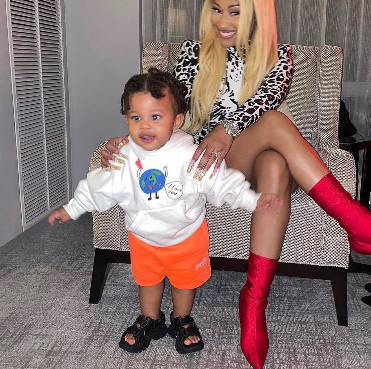 PopBaseUpdates's tweet photo. Nicki Minaj's son, Papa Bear, turns 6 years old today.

He is nonverbal, and his favorite color is 5, and his favorite hobby is to bang spoons. https://t.co/BZ2b1jwLde