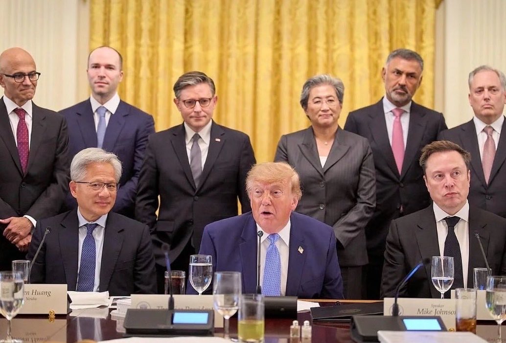 ayubu_madenge's tweet photo. Trump amesema anataka kubadili jina la “Artificial Intelligence AI” kuwa Super Intelligence na litumike hivyo duniani kote. Trump amekutana na wakuu wa makampuni ya Teknolojia ya USA akiwepo Elon Musk, kwa lengo la kuifanya USA izidi kuongoza katika AI na kudhibiti madhara yake. https://t.co/ZsEfSLu16o