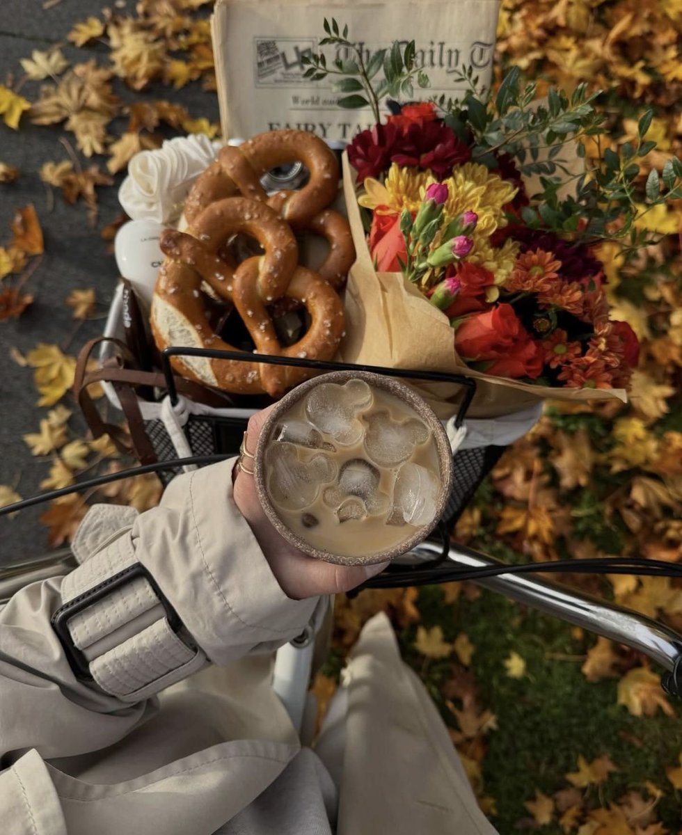 etherealdior's tweet photo. coffee tastes better in the fall https://t.co/gviYm9D2Iy