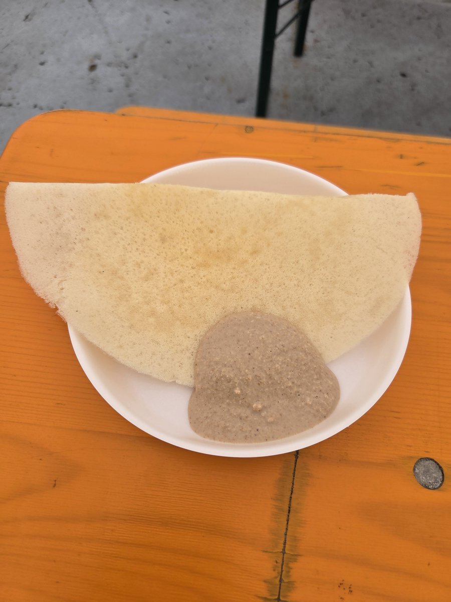arthill_god's tweet photo. #東京カレー万博
#Dosa?
プレーンドーサ
しっとり目のホームスタイルなタイプのドーサでピーナッツのチャトニーとでほっとする味。香織るさんのカレーと合わせるとまた違った世界が広がって美味しかったです。 https://t.co/JyAU1j25Ay