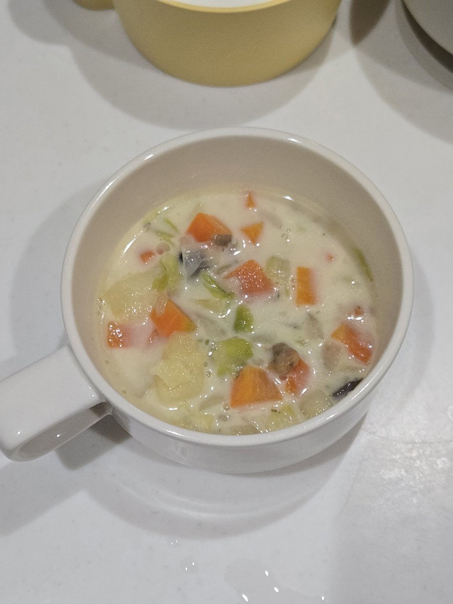 pchan_ikuji_'s tweet photo. 誰ですか！？あさりコンソメで美味しいクラムチャウダーができるって教えてくれたのは！！！！
ほんっっっとうに美味しすぎて、2歳4歳44歳が爆飲みだったんですけど！！！！ https://t.co/TXT7V56V4t