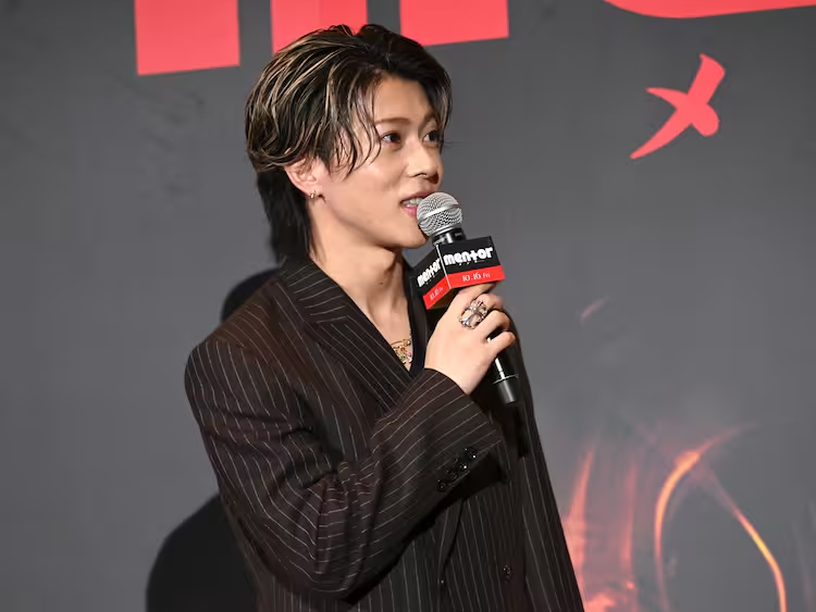 aiko816xz's tweet photo. 😳末澤誠也、“新ジャンル”認定！？

磯村勇斗からは「背後に悪魔的な何かがいる」👀
綾野剛からはまさかの「新ジャンル」発言😂🔥
映画『mentor』で見せる末澤誠也の“予測不能な魅力”に注目！

#末澤誠也 #Aぇgroup #磯村勇斗 #綾野剛 #mentor #映画 #ジャパンプレミア #映画ニュース https://t.co/izA40fw0NU