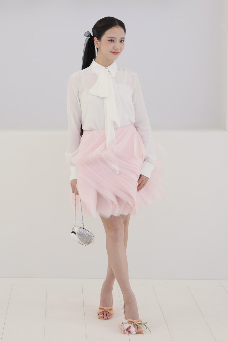 myjlouis's tweet photo. พี่จีซูก็ Dior ตะโกนสวยแพงลูกคุณหนู โรเซ่ก็ dna ysl 100% สวยเท่ออลแบล็ค เรื่องแฟชั่นบพชียืน ☝🏻 กันนะนี่ขนาดแค่ 2/4 คน เดี๋ยววีคหน้าเจออีกสองคุณนายชาแนลกับมาดามหลุยส์ วงเดียวที่ทำได้เว่อถือคนละแบรนด์คนละสไตล์ไม่แปลกใจทำไมพวกชีถึงเป็นหนึ่งในบุคคลที่เปิดประตูวงการแฟชั่นให้เคป้อปอะ https://t.co/PCh5Hy1iz5