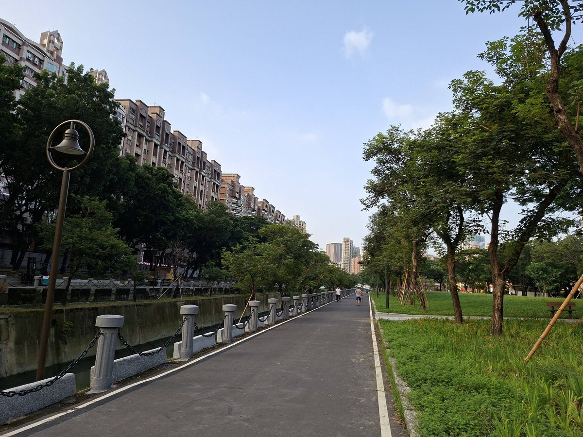NagiDaNTeS's tweet photo. 高雄也有漂亮又適合走路，騎車的地方 https://t.co/Q4nm91shnQ