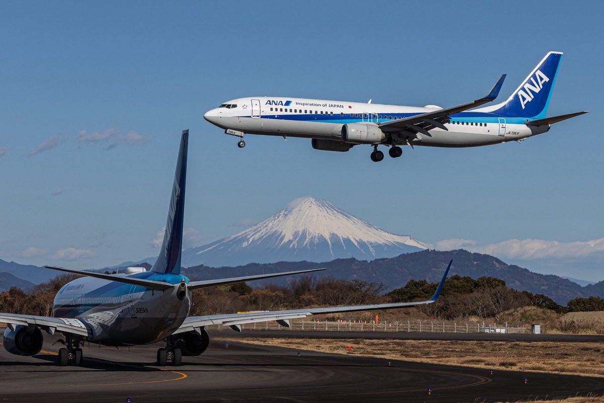 doboku_shizuoka's tweet photo. 富士山静岡空港開港から17年間就航していたANA路線は、本日をもって運休となります🥺

※写真は、那覇への出発便が遅延し(ないと到着便の着陸前に離陸するので2機揃わない)、かつ西風が強くないと(出発機は逆方向に離陸するのでこの場所にいないので)見られないレアな景色 https://t.co/bVHH4CPSTN