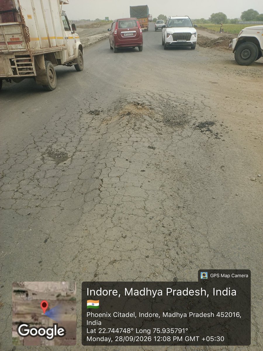 agniblast's tweet photo. @PMOIndia @BJP4India @BJP4MP @CMMadhyaPradesh @drmohanoffice51 @nitin_gadkari @NHAI_Official @bhopal_ro इंदौर से नागपुर हाईवे बना सड़क चालू भी नहीं हुई और ये हाल है! नितिन गडकरी जी कब जागोगे! भारत सरकार की क्यो किरकिरी करा रहे हो!कितना भ्रष्टाचार! https://t.co/UTIbOEH1HC