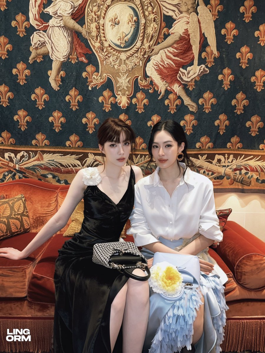 LingOrm_BH's tweet photo. The Dior Summer 2027 show may be over, but the beauty of this moment stays with us. Lingling Kwong and Orm Kornnaphat looked absolutely gorgeous, leaving us with the most beautiful memories. 🖤🤍✨

LINGORM BA DIOR AT PFW
#DiorSummer27xLingOrm
#LinglingKwong #OrmKornnaphat
#LingOrm #Dior #DiorSummer27 #PFW