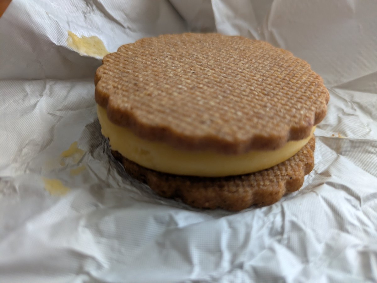 dorodangooo's tweet photo. ondo シトロンバターサンド
好きなタイプのクッキー！
レモンのバタークリームの真ん中にレモン！！！のとろけるなにかが🍋とにかくレモン！！！が入ってて最高。目が覚めるほどの🍋
持ってきてくれてありがとう🙏
レモンケーキも楽しみ☺️ https://t.co/aSXozgXiG7