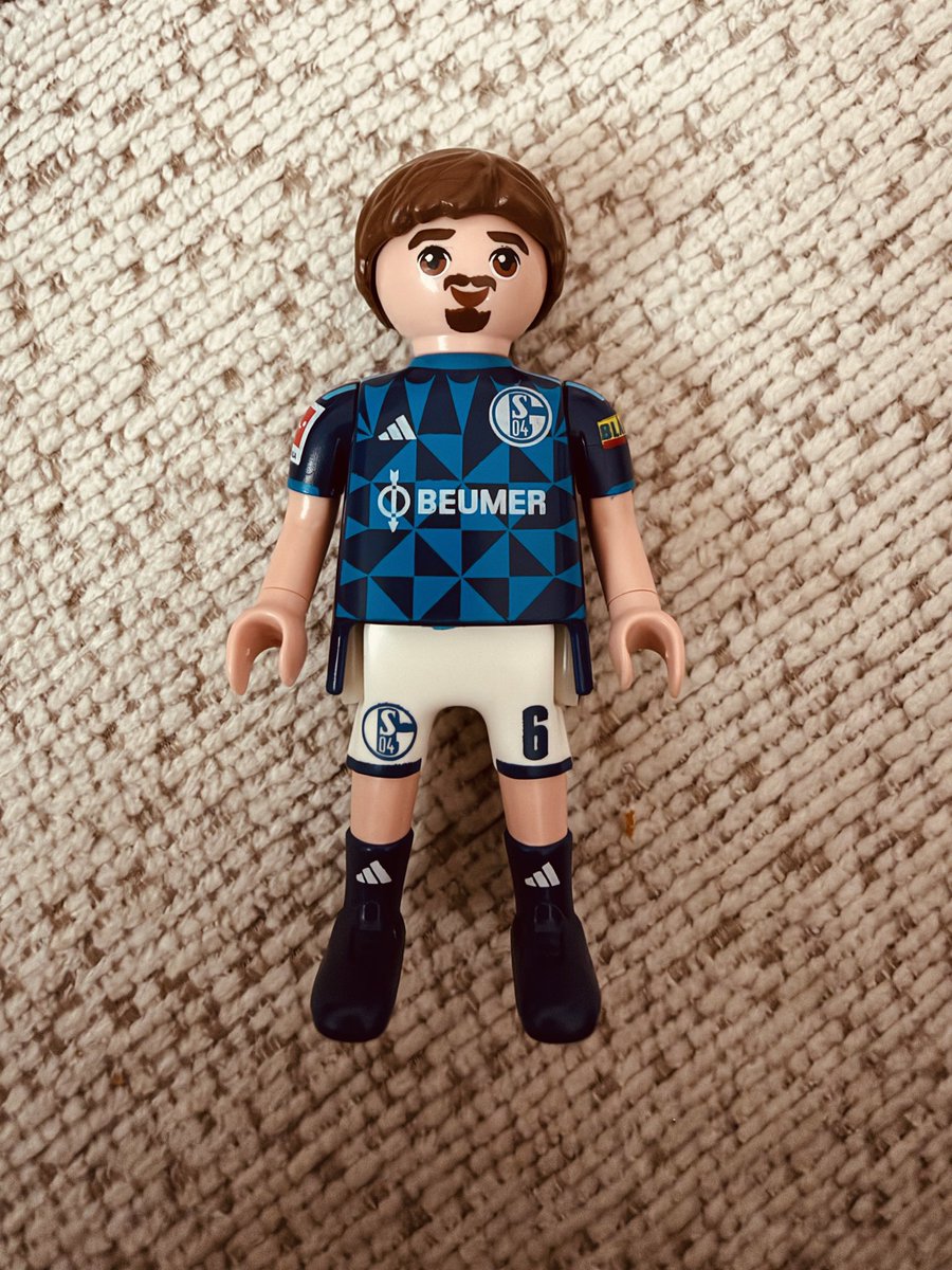 Jolte1904's tweet photo. Playmobil-Bundesliga-Spieler in Zufallspacks?! Was für eine zeitgemäße Geldmache! 

… ok, ich will den Schalker um jeden Preis! 🤪

#s04 💙🤍 https://t.co/UwAPeYaGw6