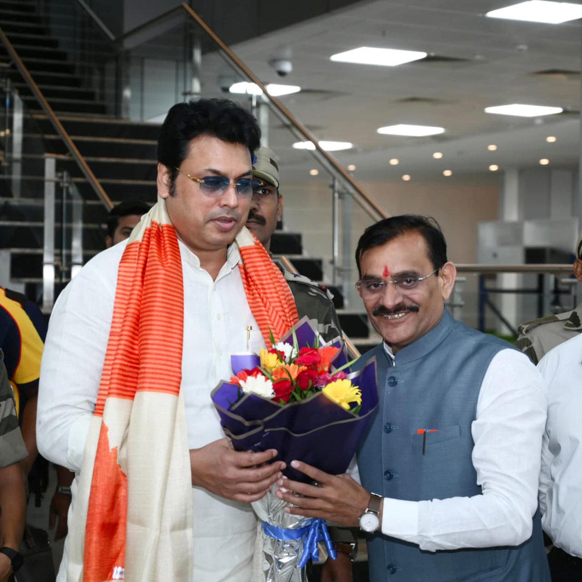 vdsharmabjp's tweet photo. दो दिवसीय प्रवास पर मध्यप्रदेश पधारे भाजपा के राष्ट्रीय महामंत्री, प्रदेश प्रभारी व सांसद @BjpBiplab जी एवं भाजपा राष्ट्रीय उपाध्यक्ष व प्रदेश सह प्रभारी @rekhavermabjp जी का भोपाल एयरपोर्ट पर स्वागत किया। https://t.co/j2jmeKgbdq