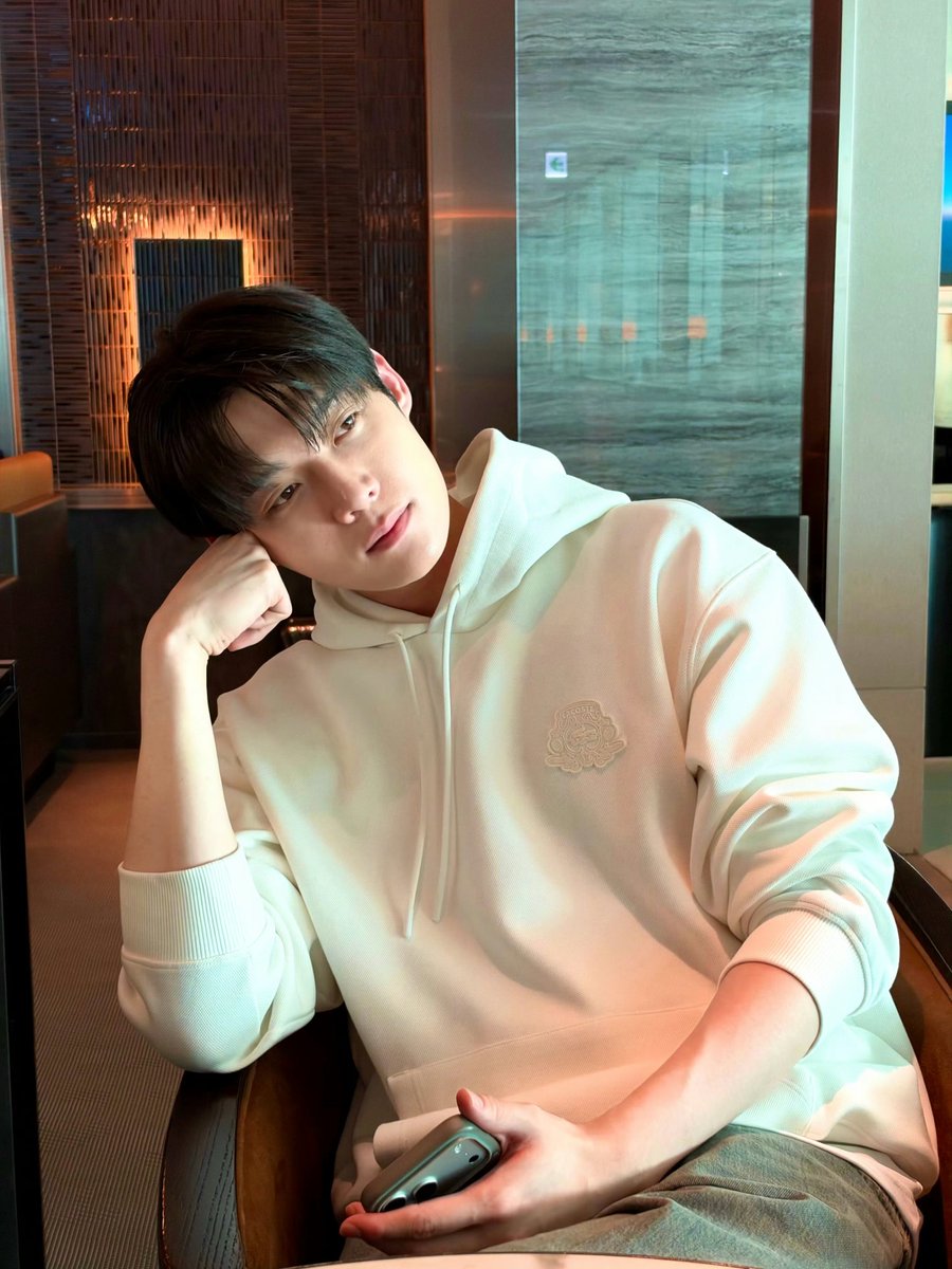 Gabbyglco's tweet photo. @Dicon_korea Kim Yoonsik is wearing a Lacoste pre‑collection hoodie, which hasn’t been released to the public yet✨. He attends the event upon official brand invitation, with exclusive on‑site coverage by Dispatch.

KIM YOON SIK PARIS FASHION WEEK

#KIMYOONSIKPFWSS27
#YOONSIKINPARIS https://t.co/blhNeRSuGc
