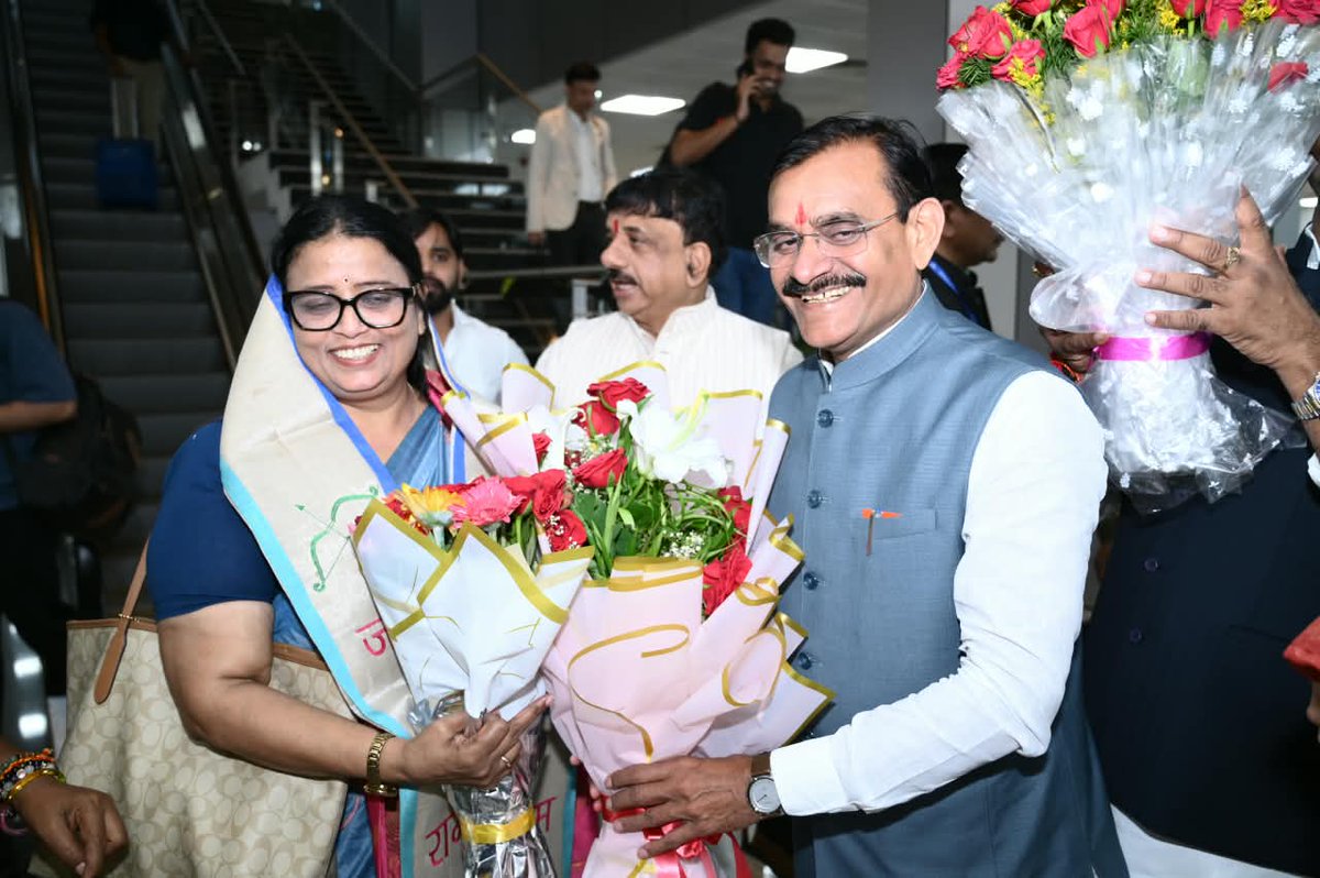 vdsharmabjp's tweet photo. दो दिवसीय प्रवास पर मध्यप्रदेश पधारे भाजपा के राष्ट्रीय महामंत्री, प्रदेश प्रभारी व सांसद @BjpBiplab जी एवं भाजपा राष्ट्रीय उपाध्यक्ष व प्रदेश सह प्रभारी @rekhavermabjp जी का भोपाल एयरपोर्ट पर स्वागत किया। https://t.co/j2jmeKgbdq