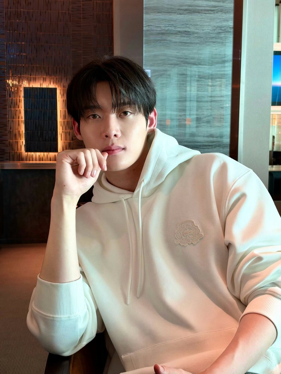 Gabbyglco's tweet photo. @Dicon_korea Kim Yoonsik is wearing a Lacoste pre‑collection hoodie, which hasn’t been released to the public yet✨. He attends the event upon official brand invitation, with exclusive on‑site coverage by Dispatch.

KIM YOON SIK PARIS FASHION WEEK

#KIMYOONSIKPFWSS27
#YOONSIKINPARIS https://t.co/blhNeRSuGc