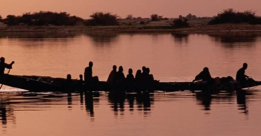 KhadidjaH05's tweet photo. Sur les rives du Chari… un autre visage du Tchad se dévoile 🇹🇩❤️
Entre quiétude des eaux, reflets dorés du couchant et souffle de vie, notre fleuve raconte la beauté sereine et intemporelle de notre terre. 🌊✨
#Tchad #Chari #Afrique #NatureTD #BeautésDuTchad #VoyageAfrique https://t.co/Voklc56RrZ