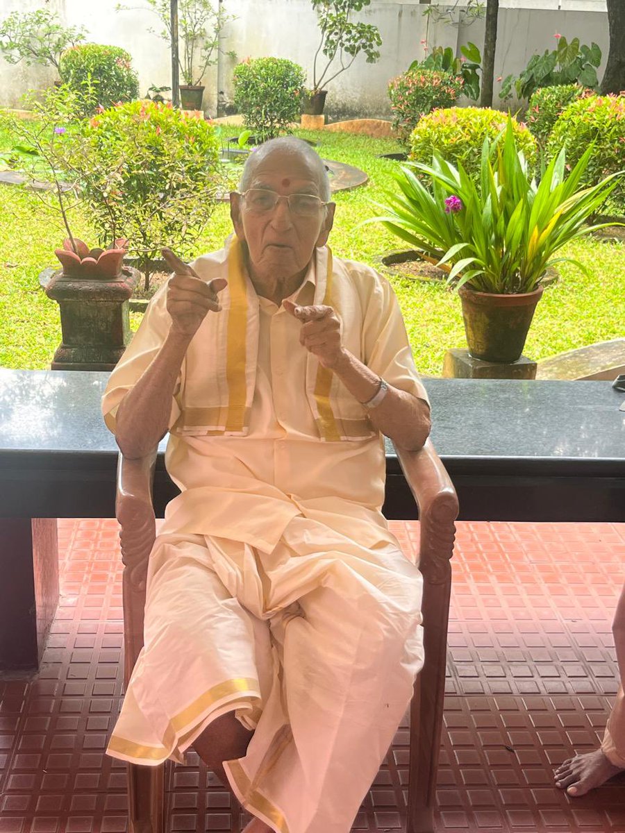 RSSorg's tweet photo. श्री एम.ए. कृष्णन (जिन्हें लोग प्यार से 'एम.ए. सर' कहते थे) के निधन से हमने न केवल केरल के एक पूर्ण समर्पित और निष्ठावान वरिष्ठ प्रचारक को खो दिया ह���, बल्कि एक बहुमुखी प्रतिभा वाले व्यक्ति को भी खो दिया है, जिन्होंने 'बालगोकुलम' और 'तपस्या' की स्थापना की थी। ये दोनों संगठन केरल में राष्ट्रवादी आंदोलन की पहचान बन गए। हम उनके परिवार के सदस्यों, अनगिनत प्रशंसकों और एम.ए. सर से प्रेरित ��ोगों के प्रति अपनी गहरी संवेदना व्यक्त करते हैं।
केरलम संघ के शुरुआती स्तंभों में से एक होने के नाते, उन्होंने सबसे कठिन समय और चुनौतीपूर्ण क्षेत्रों  में कार्य को खड़ा करने के लिए लगातार संघर्ष किया। हम एम.ए. कृष्णन सर की स्मृति को सादर नमन करते हैं। हम ईश्वर से प्रार्थना करते हैं कि वे दिवंगत आत्मा को सद्गति प्रदान करें।
ॐ शान्तिः॥ 

मोहन भागवत
सरसंघचालक

दत्तात्रेय होसबाले
सरकार्यवाह
राष्ट्रीय स्वयंसेवक संघ