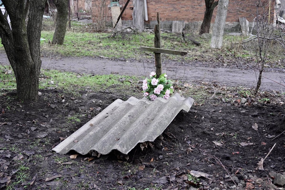 piotrkaszuwara's tweet photo. 🌹 🪖 – Kiedy widzisz wokół siebie tyle bólu, nie możesz pozostać takim samym człowiekiem. I to wcale nie działa tak jak w przypadku lekarzy, którzy wielokrotnie obserwowali śmierć i przez to mieliby się na nią uodpornić. Nie można uodpornić się na śmierć – mówi Myrosław Łajuk, ukraiński poeta, prozaik i dokumentalista wojenny w rozmowie z  @margo_rejmer.

❤️‍🩹 W ramach projektu „Dziennikarstwo w zagrożeniu”, współfinansowanym przez Centrum Mieroszewskiego @MieroszewskiPL, UWr  Wydział Komunikacji Społecznej i Mediów @uniwroc oraz międzynarodową Fundację @uafuturecharity, autor książki pt. „Bachmut” w poetyckim wywiadzie dla @PostPravdaInfo opowiada o życiu i śmierci, pyle i ogrodach, przyjaźni i stracie, które mają zupełnie inne zabarwienie w takich frontowych miastach jak Kramatorsk, Słowiańsk, czy Chersoń.   

👥 Czy jest tam czas na strach? Czy etycznym jest, że dziennikarz jest wyposażony w detektor dronów? Jaka będzie przyszłość?  

✅️ Czytajcie w tekście pt. „Róże dla nikogo”: 
https://t.co/iXFsdUZ08f 

🔴 Tekst powstał w ramach projektu #DziennikarzeWZagrożeniu, finansowanego ze środków grantowych Centrum Mieroszewskiego, we współpracy z Uniwersytetem Wrocławskim, UWr Wydziałem Komunikacji Społecznej i Mediów oraz Fundacją Przyszłość dla Ukrainy UA Future, która jest wydawcą serwisu https://t.co/dQp25asekn, walczącego z dezinformacją i propagandą, a także wspierającego dziennikarki i dziennikarzy, którzy ze względu na swoją pracę zostali poddani represjom.  

🎓 Projekt zakończy się dwudniową konferencją w gmachu Wydziału Komunikacji Społecznej i Mediów Uniwersytetu Wrocławskiego. Zapraszamy 20 oraz 21 października 2026 roku do Wrocławia.  

🎯 Naszą pracę możecie wspierać regularnie lub jednorazowo: 

📌 https://t.co/8RTGwmuQUV
📌 https://t.co/toRYutObhI
📌 https://t.co/EFWD7a7N4k 

#CentrumMieroszewskiego #PostPrawda #PostPravda #UniwersytetWrocławski #Dziennikarstwo #KorespondentWojenny #WojnaOPrawdę #NaWojniePrawdaUmieraPierwsza #NieLękajcieSię #TheForceIsWithUs