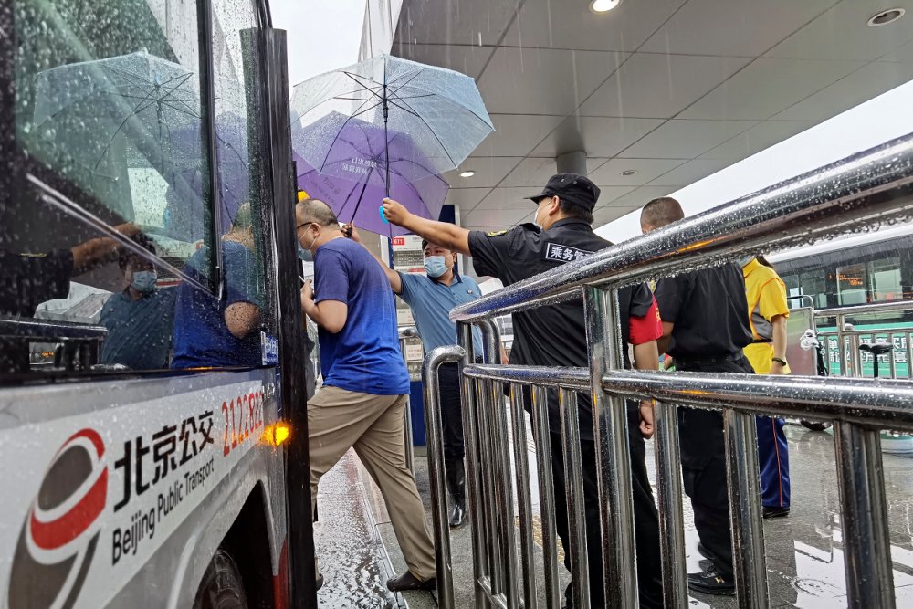 devhung428236's tweet photo. Just missed the last bus home in the rain, when a stranger stopped, offered me their umbrella and said "no need to pay it back—pass it on." Small act, huge heart. https://t.co/7P3cPHHAHk