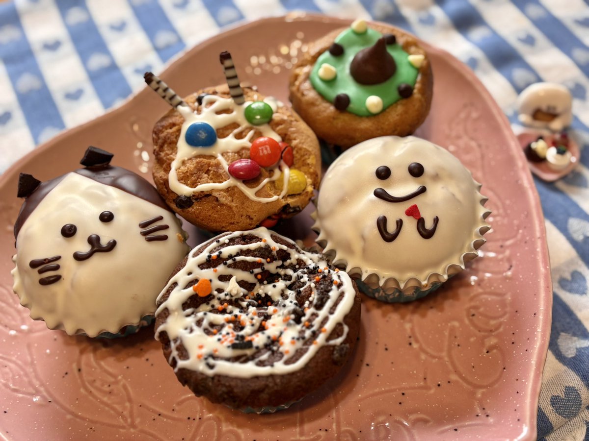 enoshimasanpo's tweet photo. 見て...

🧁マフィンラボさん(＠muffin_lab)の絶品マフィン
🩷鎌倉ミニチュア専門店イクスタンさん(＠IKUSTAM)のミニミニハート皿
👻倉ノ猫さんでゲット・グールハッチィさん(＠8_guure)のおばけちゃんマグネット

みんな可愛すぎる。
ハート皿、お家で使ってるのと完全に一致してて驚いたんです！ https://t.co/LHSZ1mxrij