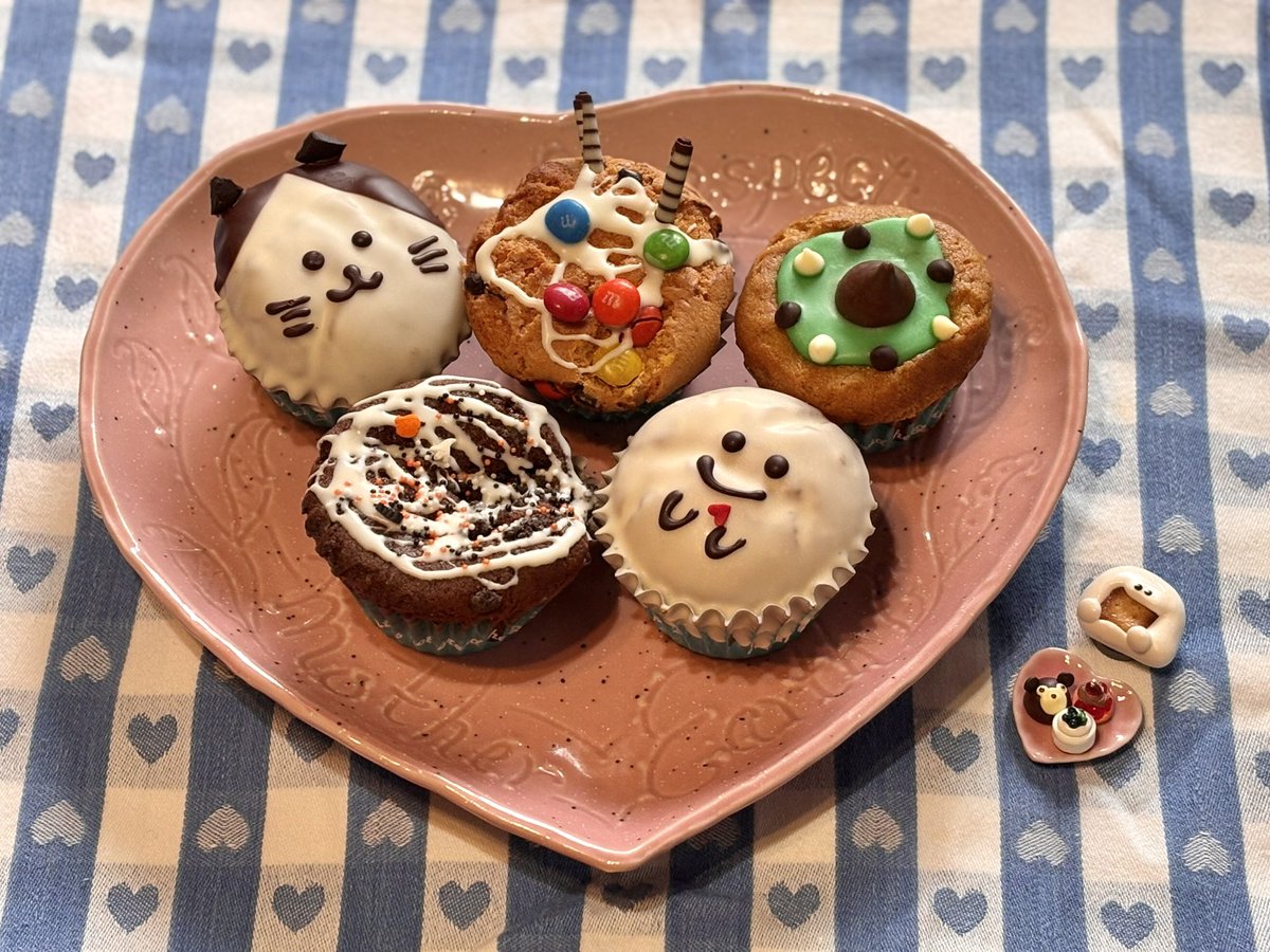 enoshimasanpo's tweet photo. 見て...

🧁マフィンラボさん(＠muffin_lab)の絶品マフィン
🩷鎌倉ミニチュア専門店イクスタンさん(＠IKUSTAM)のミニミニハート皿
👻倉ノ猫さんでゲット・グールハッチィさん(＠8_guure)のおばけちゃんマグネット

みんな可愛すぎる。
ハート皿、お家で使ってるのと完全に一致してて驚いたんです！ https://t.co/LHSZ1mxrij