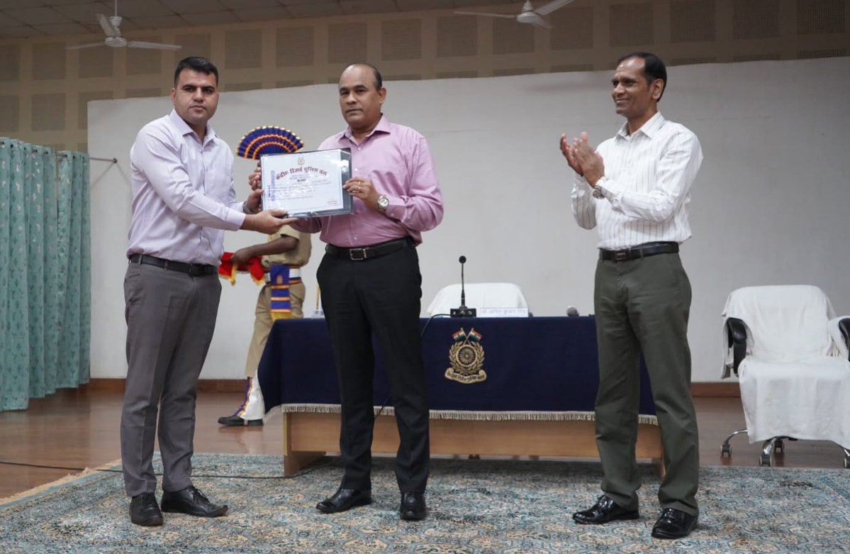 CtcGwalior's tweet photo. हिंदी है हम, वतन है हिन्दोस्तां हमारा 
दिनांक 29.09.26 को CTC, GWL में IG श्री अनिल कुमार सिंह, की अध्यक्षता में हिंदी पखवाड़ा समापन समारोह का आयोजन हुआ। समारोह में CTC,GC &amp; 244 Bn द्वारा हिंदी पखवाड़े के दौरान आयोजित प्रतियोगिताओं के विजेताओं को प्रशस्ति-पत्र देकर सम्मानित किया। https://t.co/BIZaECd294