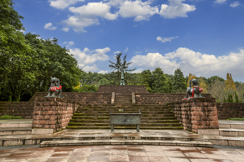 creemiya's tweet photo. This altar by the embankment has a confirmed bold, unique vibe!， https://t.co/MRGfth5OVC