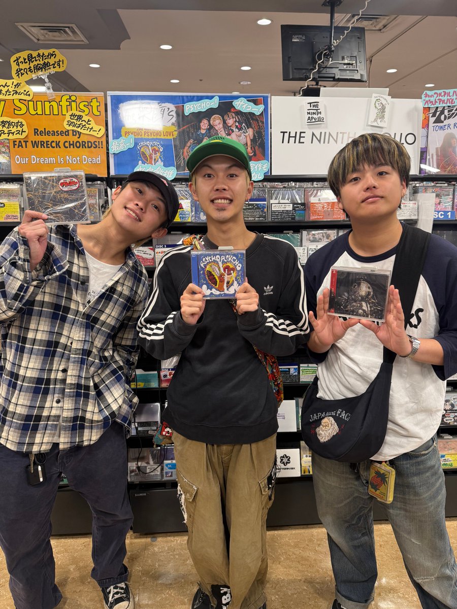 TOWER_Shinjuku's tweet photo. 【#the奥歯s】

本日『#PSYCHOPSYCHOLOVE』を
リリースされましたthe奥歯’sの皆様がご来店🦷🫧

いつもありがとうございます🌷
頂いたサインとコメントカードは9Fにて掲出中🎶
新宿店は2カ所で展開✊

もちろん今作もサブスクなし💿🙅‍♂️

この後、当店のインスタグラムには
特別動画も公開予定🎤 https://t.co/IqkmReBlM5