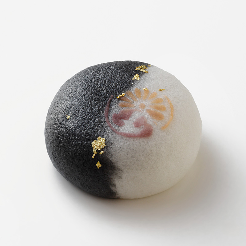 kyo_kanko's tweet photo. 「京菓子展」がいよいよ始まります✨
寛永行幸から400年という節目の年となる今年は、寛永行幸にちなみ、華やかな「寛永行幸絵巻」をテーマに開催。

特別会場である旧三井家下鴨別邸（@shimogamobettei）では、作品を展示します。
色とりどりの京菓子が並ぶ各会場へ、ぜひ足をお運びください🍁

開催期間：10/1(木)～15(木)
※旧三��家下鴨別邸は水曜休館

▼京菓子展2026公式HP
https://t.co/OaqJaKCDwb

▼呈茶菓子の取り置き予約はこちらから（旧三井家下鴨別邸）
https://t.co/MF5ufPeXoP