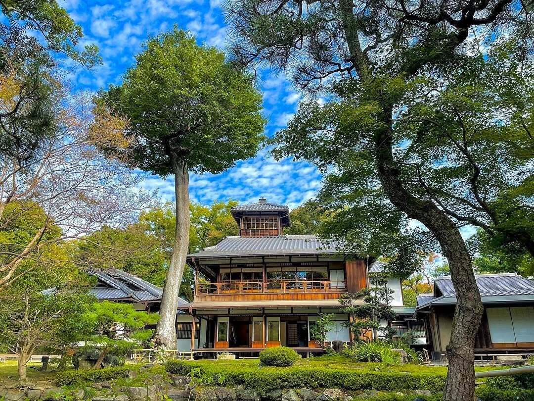 kyo_kanko's tweet photo. 「京菓子展」がいよいよ始まります✨
寛永行幸から400年という節目の年となる今年は、寛永行幸にちなみ、華やかな「寛永行幸絵巻」をテーマに開催。

特別会場である旧三井家下鴨別邸（@shimogamobettei）では、作品を展示します。
色とりどりの京菓子が並ぶ各会場へ、ぜひ足をお運びください🍁

開催期間：10/1(木)～15(木)
※旧三��家下鴨別邸は水曜休館

▼京菓子展2026公式HP
https://t.co/OaqJaKCDwb

▼呈茶菓子の取り置き予約はこちらから（旧三井家下鴨別邸）
https://t.co/MF5ufPeXoP
