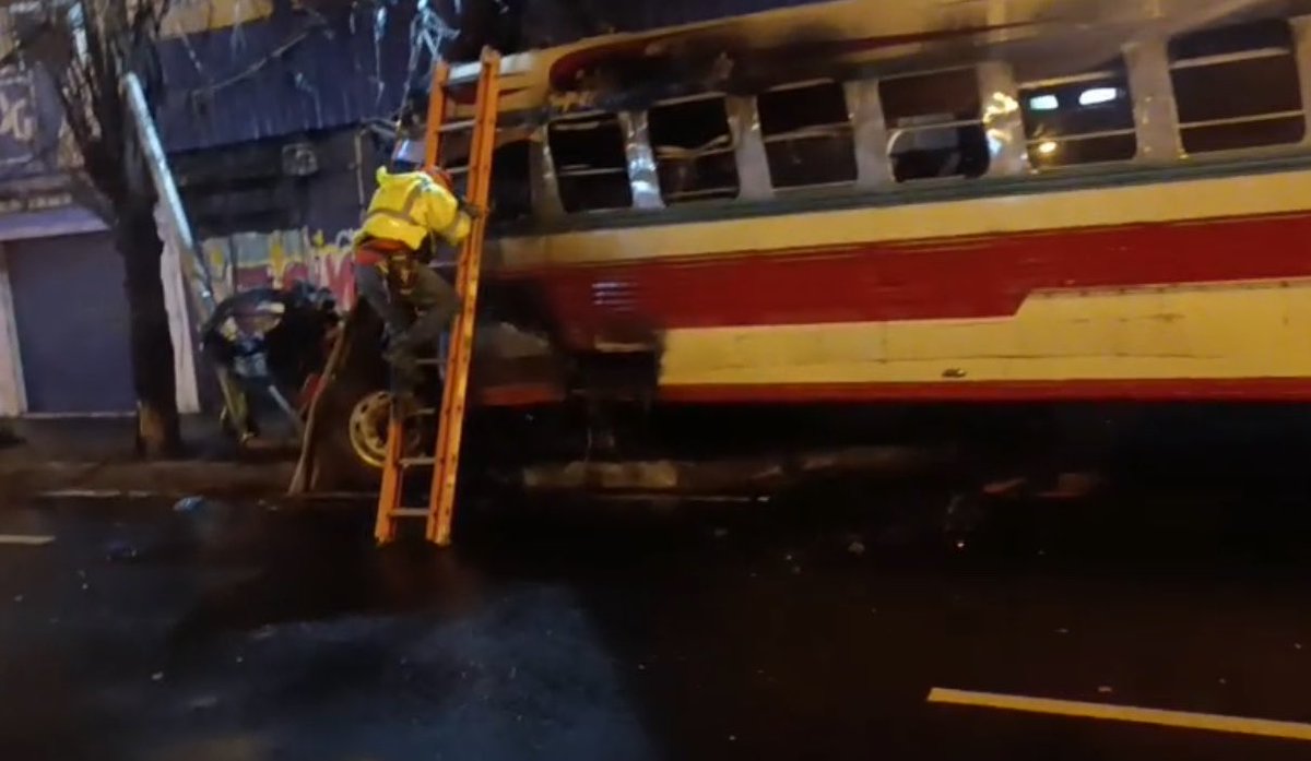 Siguen las acciones de autoridades en calzada José Milla 16 avenida “A” zona 6 tras hecho armado. Bus quemado está siendo retirado, esto con ayuda de maquina…