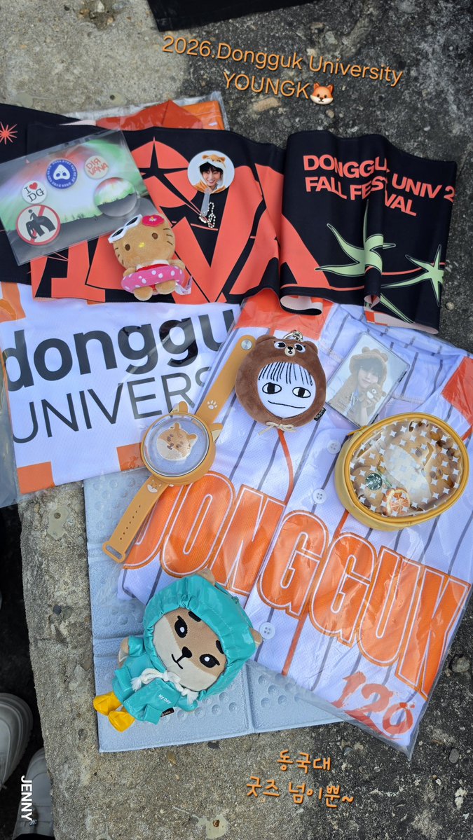 hyevin112575647's tweet photo. 2026.Dongguk University
YOUNGK🦊
굿즈 넘이뻐서 플렉스 했더니
박수쳐줌 🤣🤣🤣
디르바나 반다나도 넘이뿌고
가격도 다착해서 혜자👍
#DAY6 #youngk #영케이 #강영현 #데이식스 #동국대축제 #DIRVANA #동대축제 https://t.co/uGpSAEuZkf