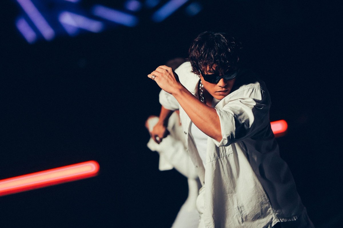 Nakatsuka_staff's tweet photo. 先日、GENERATIONSとしては約4年ぶりとなるシングル「VIBE」が先行リリースされました🎧

そしてMusic Videoも公開中です🕺
たくさんの方に観ていただけたら嬉しいです‼️

▼Music Video
https://t.co/yicQUzBxII

最後の写真は、一昨日の配信でえんじんくんと📸

#GENERATIONS #中務裕太
#GENEisBack https://t.co/aTjO5YKpet