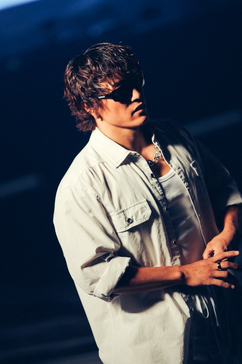 Nakatsuka_staff's tweet photo. 先日、GENERATIONSとしては約4年ぶりとなるシングル「VIBE」が先行リリースされました🎧

そしてMusic Videoも公開中です🕺
たくさんの方に観ていただけたら嬉しいです‼️

▼Music Video
https://t.co/yicQUzBxII

最後の写真は、一昨日の配信でえんじんくんと📸

#GENERATIONS #中務裕太
#GENEisBack https://t.co/aTjO5YKpet