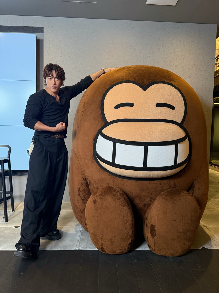 Nakatsuka_staff's tweet photo. 先日、GENERATIONSとしては約4年ぶりとなるシングル「VIBE」が先行リリースされました🎧

そしてMusic Videoも公開中です🕺
たくさんの方に観ていただけたら嬉しいです‼️

▼Music Video
https://t.co/yicQUzBxII

最後の写真は、一昨日の配信でえんじんくんと📸

#GENERATIONS #中務裕太
#GENEisBack https://t.co/aTjO5YKpet