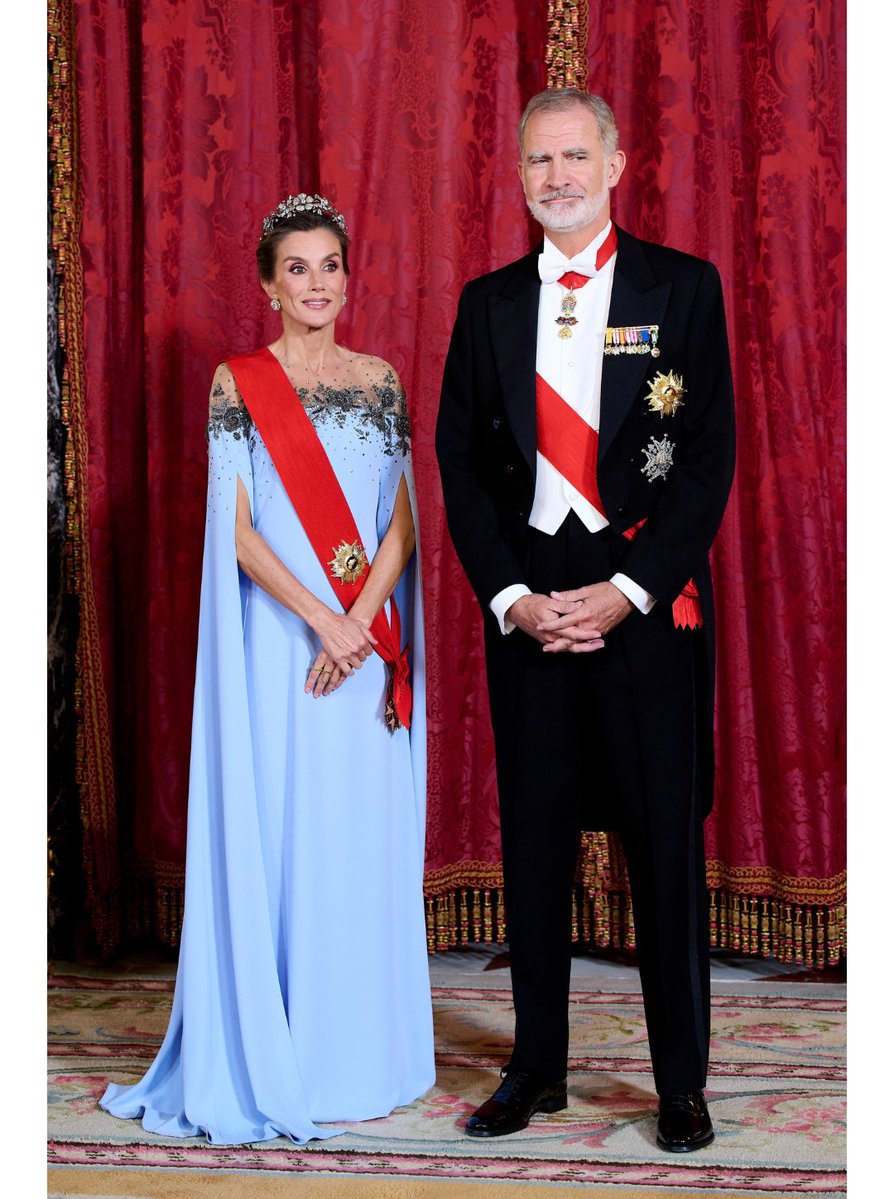 HELLOmagIndia's tweet photo. #QueenLetizia’s historic floral tiara took centre stage at Madrid��s state banquet, where she joined #KingFelipe VI in welcoming French President Emmanuel Macron and Brigitte Macron. She paired her look with a #CarolinaHerrera gown by #WesGordon. #HELLOIndia #HELLOMagazine https://t.co/n3uoTuQIEz